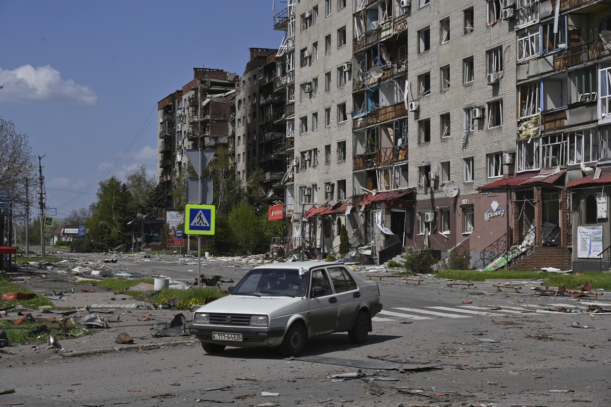 ARCHIV - 23.04.2025, Ukraine, Pokrowsk: Ein verlassenes Auto steht vor dem Hintergrund beschädigter Gebäude im Zentrum von Pokrowsk, dem Schauplatz der schwersten Gefechte mit den russischen Truppen i ...