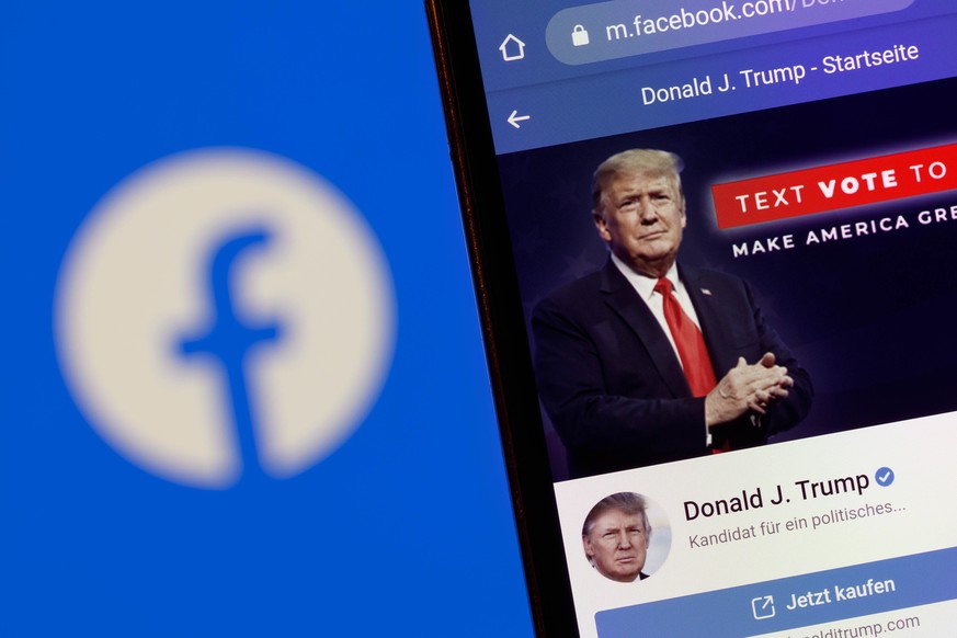 Der Facebook-Account von US-Präsident Donald J. Trump auf einem Handy vor einem Bildschirm mit einem Facebook-Logo. Da Trump ohne Beweise seine Betrugsvorwürfe bezüglich der US-Wahl äußerte und seine  ...