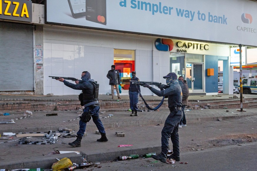 (210712) -- JOHANNESBURG, July 12, 2021 (Xinhua) -- Police officers are positioned to deal with looting in Johannesburg, South Africa, on July 12, 2021. Soldiers have been deployed in KwaZulu-Natal an ...