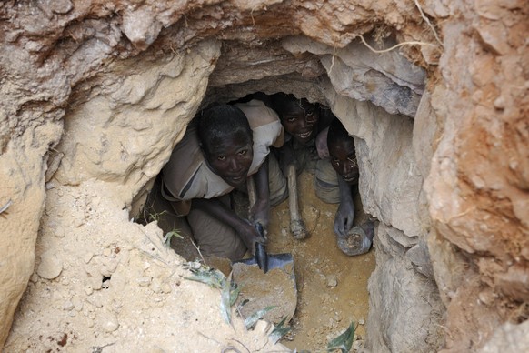 Bergarbeiter in Tantalit-Columbit-Mine, Tagebau, Muhanga Coltan Mines, Muhanga-Minen, Ruanda, Afrika *** Miners in Tantalite Columbite Mine, open pit, Muhanga Coltan Mines, Muhanga Mines, Rwanda, Afri ...