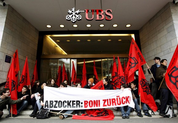ARCHIV - 23.10.2008, Schweiz, Z�rich: Mitglieder der Jungen Sozialisten demonstrieren gegen die Boni der Banker vor dem Sitz der gr��ten Schweizer Bank UBS. (zu dpa �Zehn Jahre Abzocker-Initiative geg ...