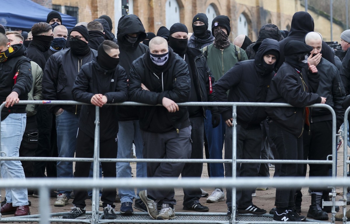 18.01.2025, Nordrhein-Westfalen, Aachen: Teilnehmer der rechtsextremen Demo bei ihrer Kundgebung. F