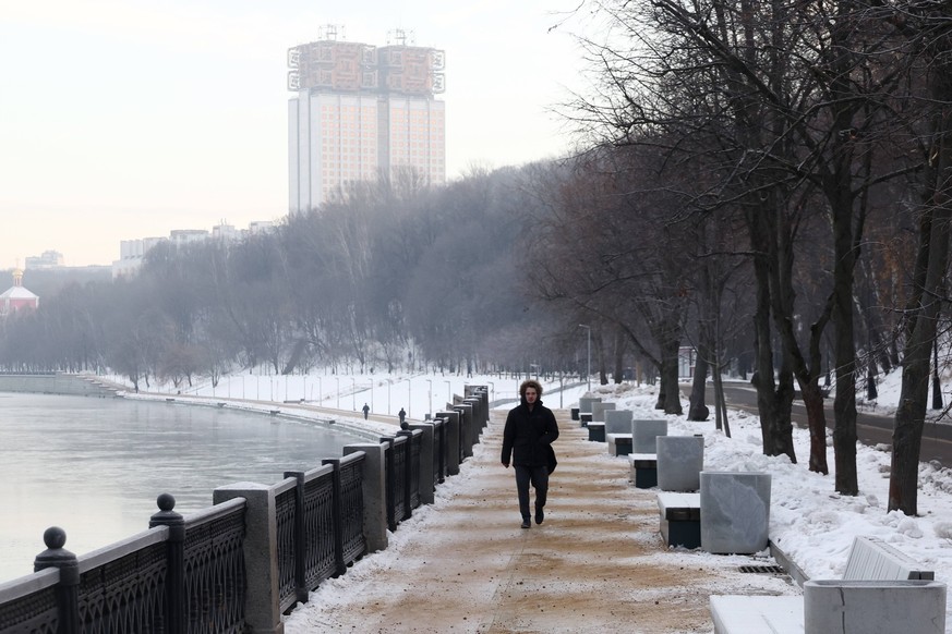 RUSSIA, MOSCOW - DECEMBER 1, 2022: A man walks by the Moskva River. Temperatures of -8C 17.6F are expected in Moscow on December 1. Valery Sharifulin/TASS PUBLICATIONxINxGERxAUTxONLY 56184148