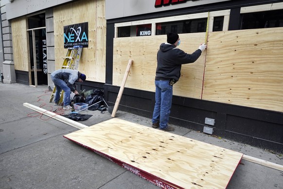 Angst vor Ausschreitungen: am Wahltag werden Holzbarrieren vor Schaufenstern in New York City angebracht, um sie zu schützen. 