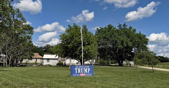 May 18, 2023, Lebo, Kansas, U.S: Donald Trump presidential campaign support sign with the words GOD, GUNS &amp; U.S posted on front lawn of house in rural Lebo Kansas Lebo U.S. - ZUMAr142 20230518_zap ...