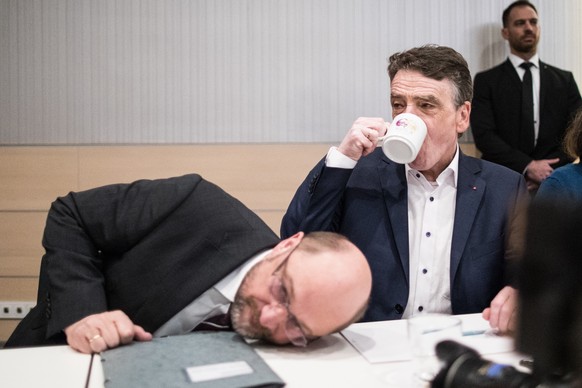 Und dieses Bild findet man, wenn man nach &quot;Martin Schulz Tasse&quot; sucht. Dinge anderen zu überlassen, scheint Schicksal zu sein.