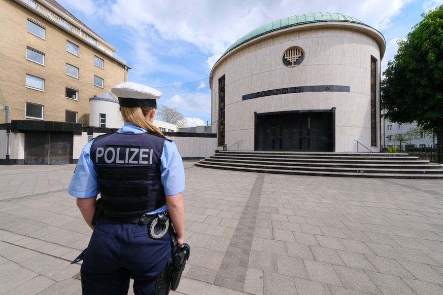 Düsseldorf 14.05.2021 Synagoge jüdische Gemeinde Polizei Polizeischutz Polizistin Gotteshaus Schutz vor Terror Terrorismus Objektschutz Bewachung Religionsfreiheit Israel Zivilcourage Antisemitismus A ...