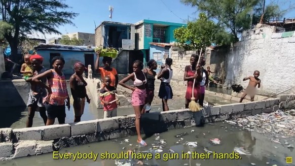 "Alle sollten eine Waffe in der Hand haben", ruft Chérizier den Menschen in den Slums zu.