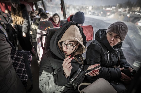 Flüchtende warten in Polen in einem Bus. Sie haben soeben die Grenze überquert.