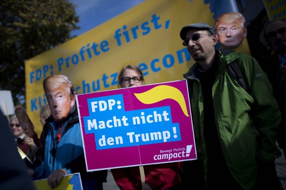 Protest von Campact mit Schild FDP Macht den den Donald Trump and FDP Profite First Klimaschutz second gegen die FDP und die Umweltpolitik von Christian Lindner vor dem außerordentlichen Bundesparteit ...