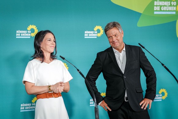 04.09.2024, Berlin: Annalena Baerbock (Bündnis 90/Die Grünen), Außenministerin, und Robert Habeck (Bündnis 90/Die Grünen), Bundesminister für Wirtschaft und Klimaschutz, geben bei der Klausur des erwe ...