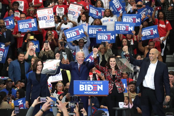 Würde Joe Biden (2. v. l.) laut Christian Hacke viele konsevative Wähler bringen: Michigans Gouverneurin Gretchen Whitmer (2. v. r.).