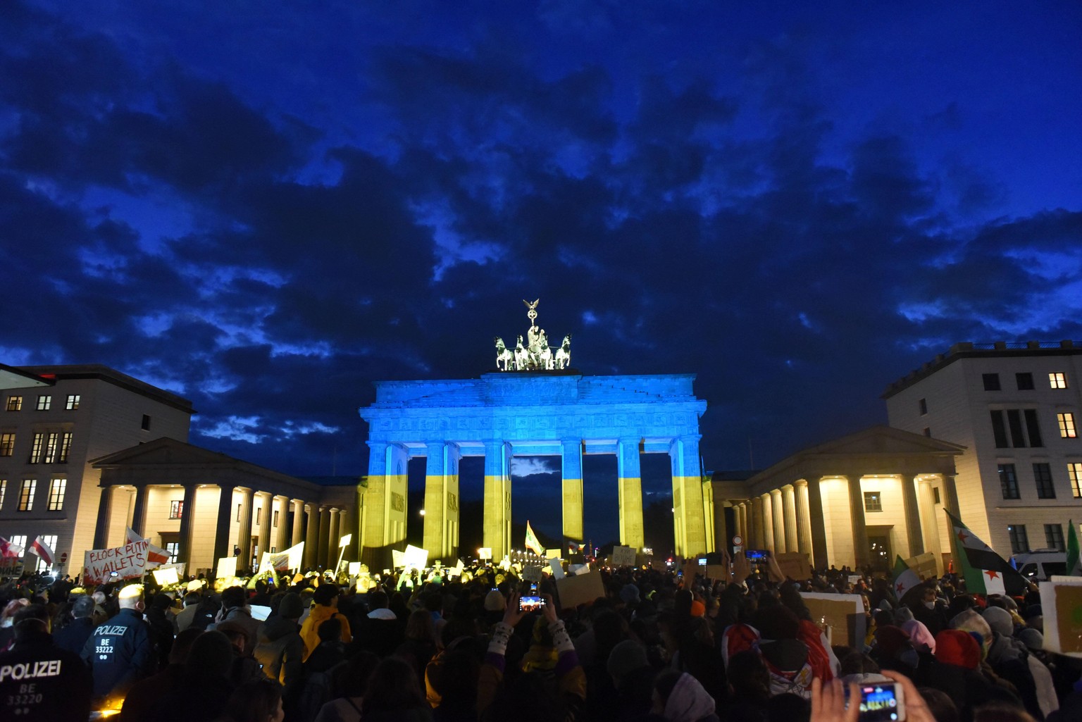 News Bilder des Tages June 24, 2022, Berlin, Germany: Hundreds of protestors rallied at Brandeburg Gate in Berlin to protest Russia s invasion of the Ukraine. Berlin Germany - ZUMAu22_ 20220624_zap_u2 ...