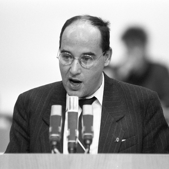 Bildnummer: 56730198 Datum: 19.12.1989 Copyright: imago/teutopress
Gregor Gysi (Rechtsanwalt, Politiker) 12/89 rag Mann Politik Politiker PDS ehemaliger PDS-Vorsitzender SED Anwalt Jurist dunkelhaarig ...