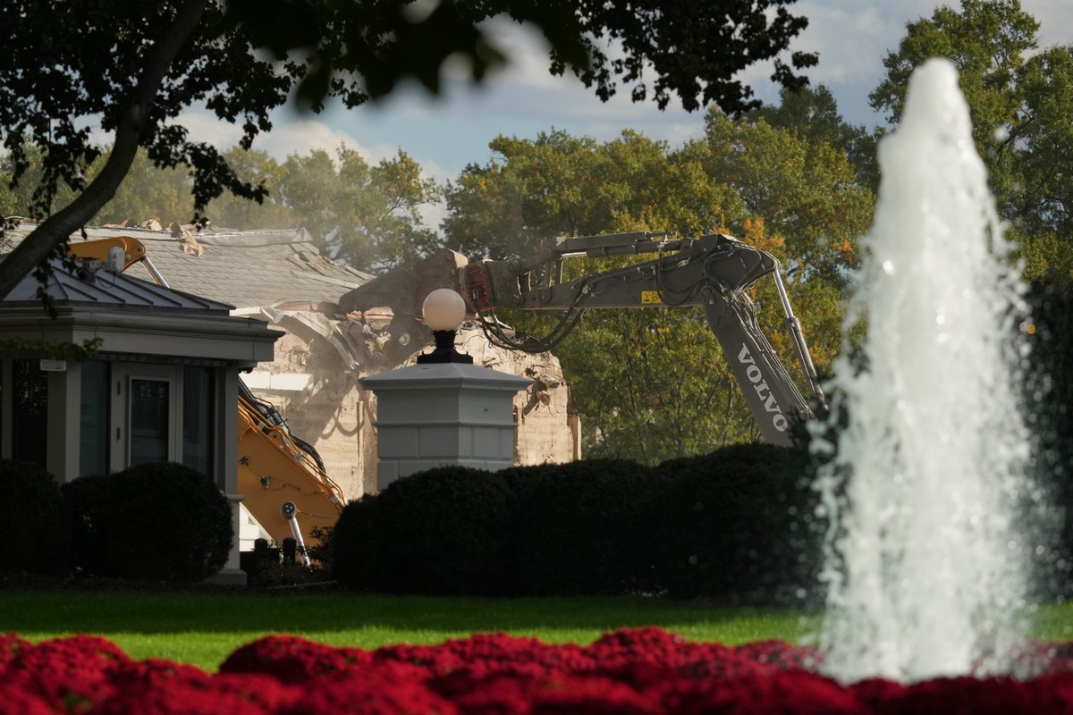 22.10.2025, USA, Washington: Abrissarbeiten am Ostflügel des Weißen Hauses finden statt, bevor ein Ballsaal gebaut wird. Foto: Jacquelyn Martin/AP/dpa +++ dpa-Bildfunk +++