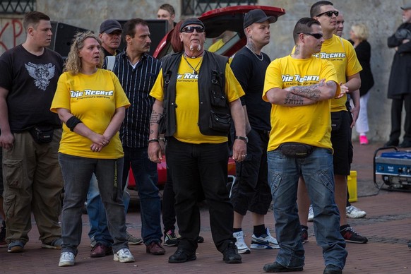 Eine Kundgebung der Kleinstpartei Die Rechte in Dortmund. In der Mitte: Der vielfach vorbestrafte Alt-Hooligan und Neonazi Siegfried "SS-Siggi" Borchardt.