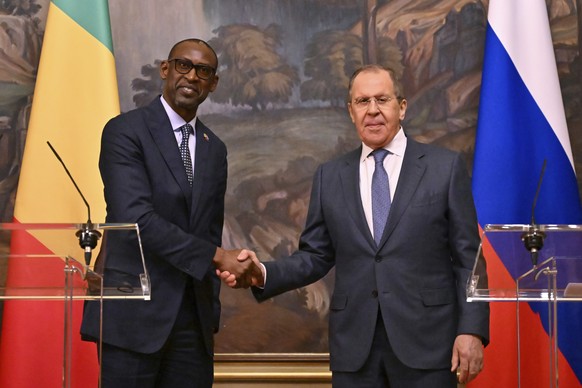 20.05.2022, Russland, Moskau: Sergej Lawrow (r), Au�enminister von Russland, begr��t Abdoulaye Diop, Au�enminister von Mali, w�hrend einer gemeinsamen Pressekonferenz nach ihrem Treffen. Foto: Yuri Ka ...