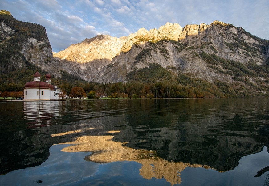 ARCHIV - 06.10.2018, Bayern, Berchtesgaden: Die Kirche St. Bartholom