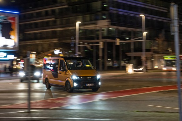 Mit Moia fahren in Hamburg flexible Kleinbusse als eine Art Taxi, um möglichst effizient und klimaneutral Fahrgäst:innen von A nach B zu befördern.
