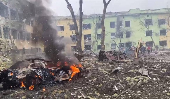VIDEO AVAILABLE: CONTACT INFOCOVERMG.COM These images and video shows the shocking aftermath of a Russian airstrike on a maternity hospital in the Ukrainian city of Mariupol on Wednesday 09March2022.  ...