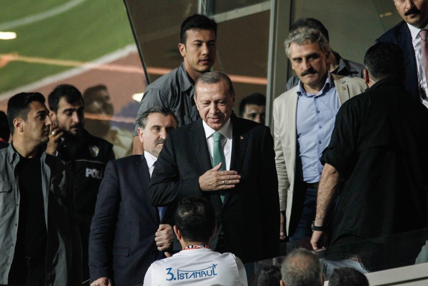 Auf dem Weg nach oben immer dabei: Der türkische Staatspräsident Recep Tayyip Erdogan (M.).
