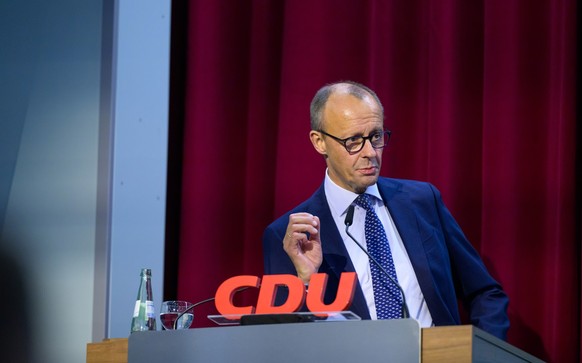 04.10.2022, Niedersachsen, Seevetal: Friedrich Merz, CDU-Bundesvorsitzender, spricht bei einer Wahlkampfveranstaltung der CDU Niedersachsen. Foto: Philipp Schulze/dpa +++ dpa-Bildfunk +++
