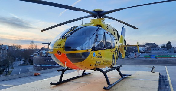 HANDOUT - 10.01.2021, Nordrhein-Westfalen, Mettingen: Der ADAC-Hubschrauber Christoph Europa 2 (undatierte Aufnahme). Nicht mal der Helikopter ist für den kleinen Martin Timotheus aus Nordrehein-Westp ...