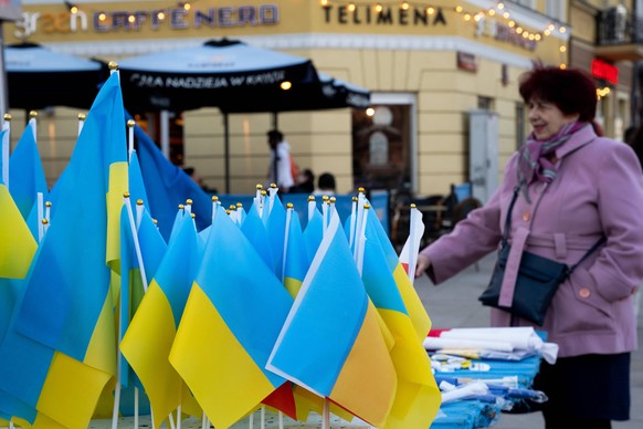 Anti-Putin And Pro-Ukraine Signs A vendor sells Ukrainian flags at Warsaw Old Town square in Warsaw, Poland, on March 22, 2022. Warsaw Poland PUBLICATIONxNOTxINxFRA Copyright: xAnnabellexChihx origina ...