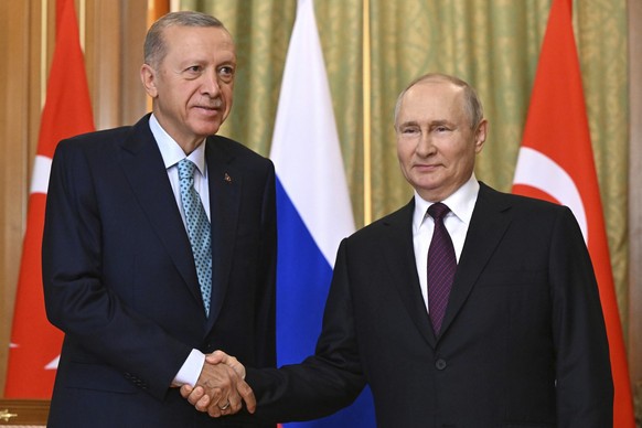 Russian President Vladimir Putin, right, and Turkish President Recep Tayyip Erdogan, left, pose for a photo prior to their talks at Russia&#039;s Black Sea resort of Sochi, Russia, Monday, Sept. 4, 20 ...