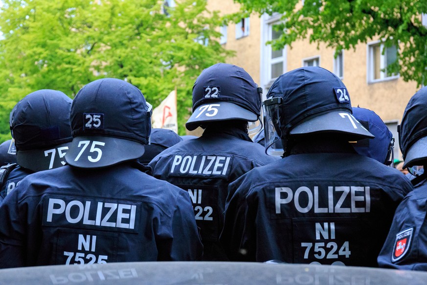 Die Polizei bei einem Einsatz (Symbolfoto)