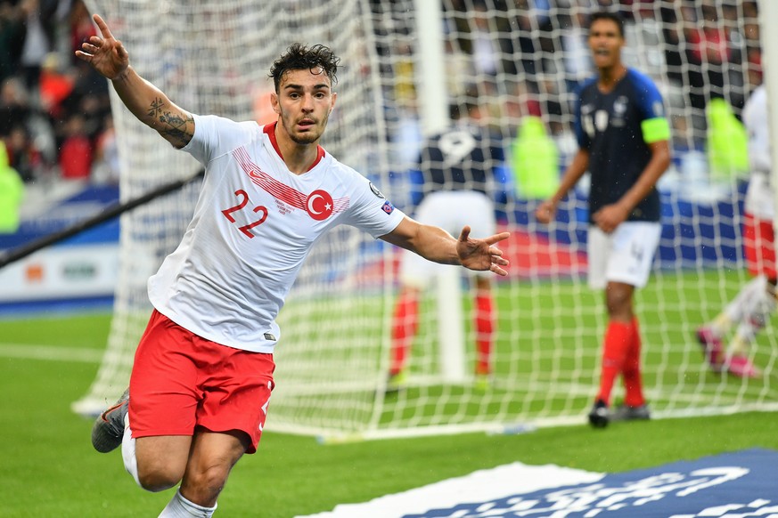 Der gebürtige Gelsenkirchener Kaan Ayhan bejubelt seinen Treffer für die Türkei in Paris.  