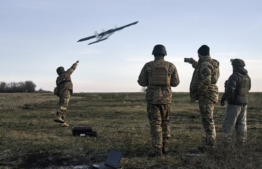 ARCHIV - 15.12.2022, Ukraine, Bachmut: Ukrainische Soldaten starten eine Drohne auf russische Stellungen in der N