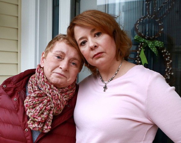 Die Opfer des Betrügers: Timmothys Großmutter Alana Anderson (links) und Tochter ihre Tochter Kara Jacobs erfuhren am Donnerstag von dem Betrugsfall.