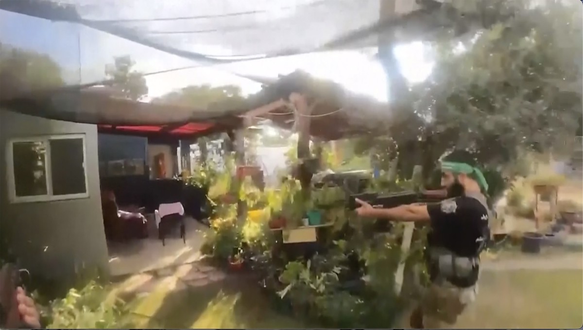 HANDOUT - 16.10.2023, Israel, -: Dieses von den israelischen Streitkräften veröffentlichte undatierte Bodycam-Video zeigt einen Hamas-Kämpfer, der durch ein Wohnviertel an einem ungenannten Ort im Süd ...