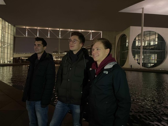 Nemir Ali (Jusos), Philipp Türmer (Jusos) und Timon Dzienus (Grüne gend) beim Abendspaziergang durch Berlin.