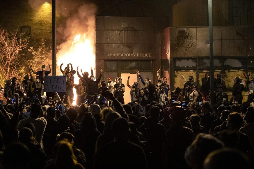 Demonstranten versammeln sich vor einem Polizeigebäude in Minneapolis, es kommt zu Ausschreitungen.