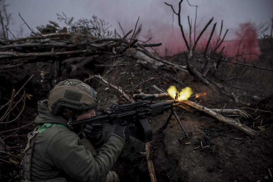 HANDOUT - 29.11.2024, Ukraine, Donezk: Auf diesem vom Pressedienst der 24. Mechanisierten Brigade der Ukraine zur Verfügung gestellten Foto verbessert ein Soldat der 24. Mechanisierten Brigade seine t ...