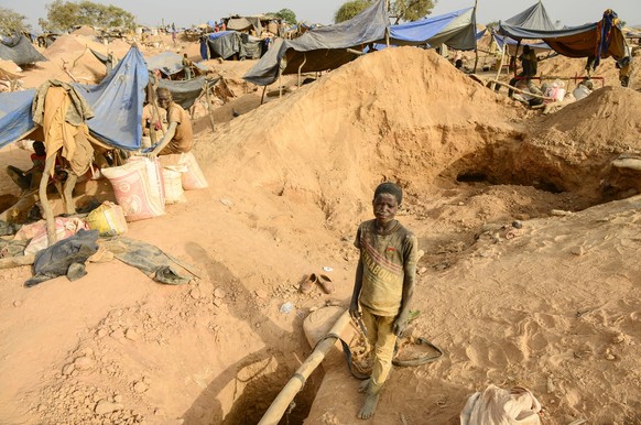 Burkina Faso, gold mining BURKINA FASO , Fada NÂ Gourma, village TINDANGOU, gold mining Camp PAMA, artisanal gold mines where children are working *** illegales Goldgräber camp Pama, hier arbeiten auc ...