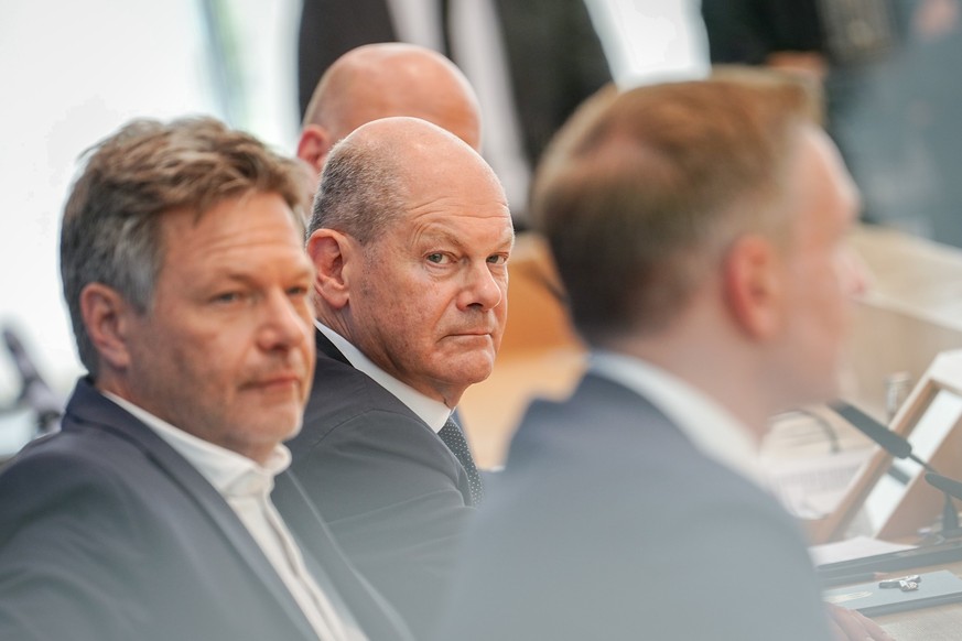 ARCHIV - 05.07.2024, Berlin: Bundeskanzler Olaf Scholz (SPD, M), Robert Habeck (l, Bündnis 90/Die Grünen), Bundesminister für Wirtschaft und Klimaschutz, und Christian Lindner (FDP), Bundesminister de ...