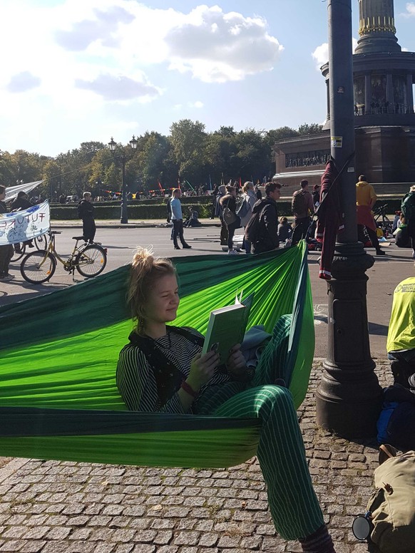 Pia liest entspannt ein Buch.