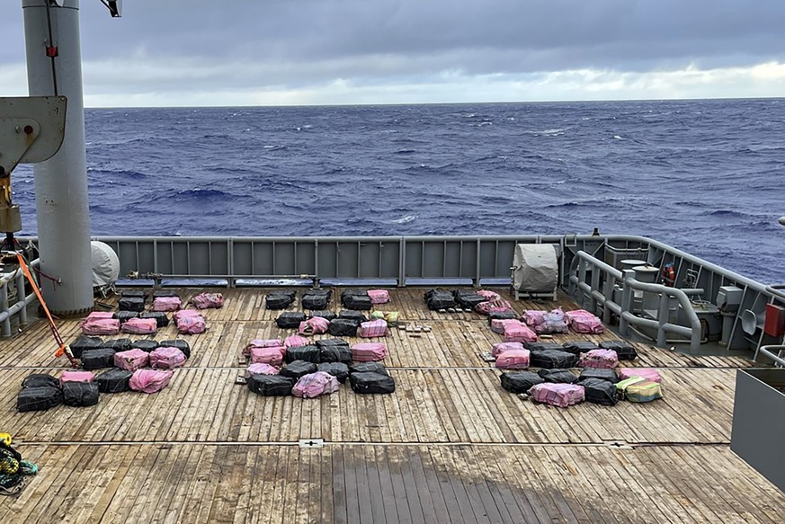 HANDOUT - 08.02.2023, Neuseeland, Pacific Ocean: Auf diesem undatierten Foto der neuseeländischen Polizei liegt eine Ladung Kokain auf dem Deck des Schiffes HMNZS Manawanui der Royal New Zealand Navy. ...