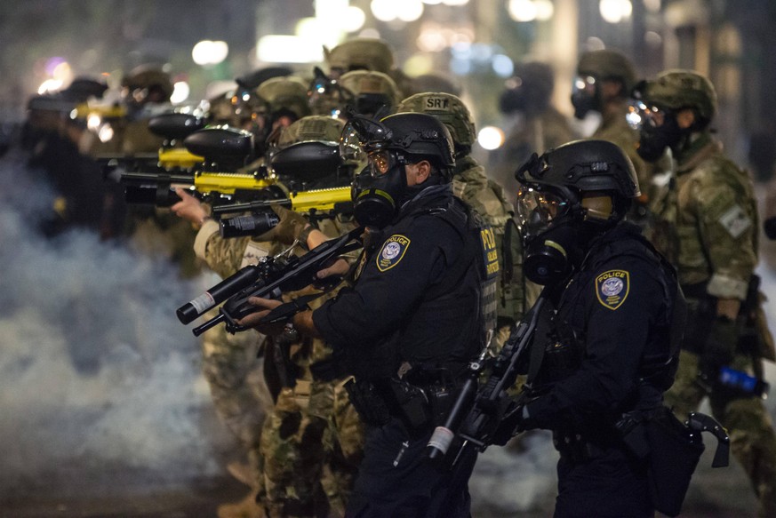 Aufnahme aus der Nacht, in der die Black-Lives-Matter-Demonstranten den Sicherheitskräften gegenüberstanden. 