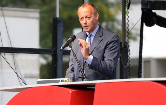 Wahlkampfabschluss CDU 24.09.2021 , Halle/ Saale, Salzgrafenplatz, Gemeinsamer Wahlkampfabschluss der drei mitteldeutschen CDU-Landesverb�nde mit Friedrich Merz im Bild: Friedrich Merz *** Election ca ...