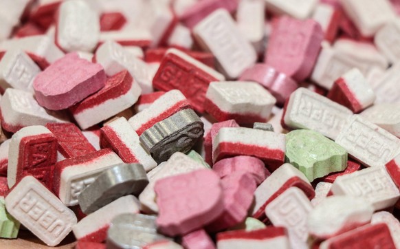 Ecstasy, also MDMA, wird oft in Tablettenform verkauft.