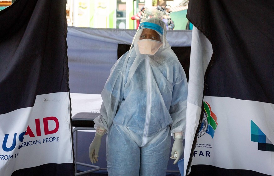 Coronavirus, Eindrücke aus Südafrika 200710 -- JOHANNESBURG, July 10, 2020 Xinhua -- A medical worker stands outside a temporary tent in a hospital in Pretoria, South Africa, July 10, 2020. As of Thur ...