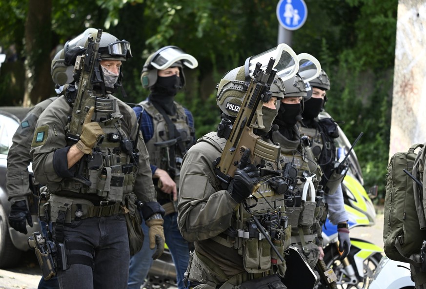 ARCHIV - 03.09.2024, Nordrhein-Westfalen, Wuppertal: Polizisten in Spezialausrüstung sichern die Umgebung der Arbeitsagentur. In Wuppertal läuft rund um die Agentur für Arbeit ein größerer Polizeieins ...