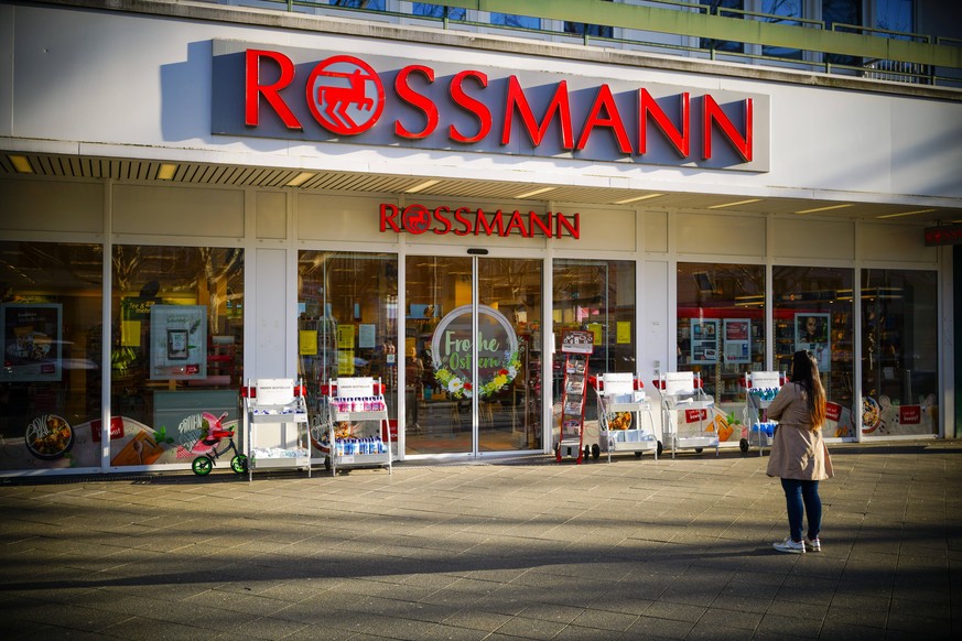 04.04.2020,Berlin,Deutschland,GER,die Stadt in Zeiten der Corona Pandemie. Eine Rossmann Filiale am Kurfürstendamm. *** 04 04 2020,Berlin,Germany,GER,the city in times of the corona pandemic A Rossman ...