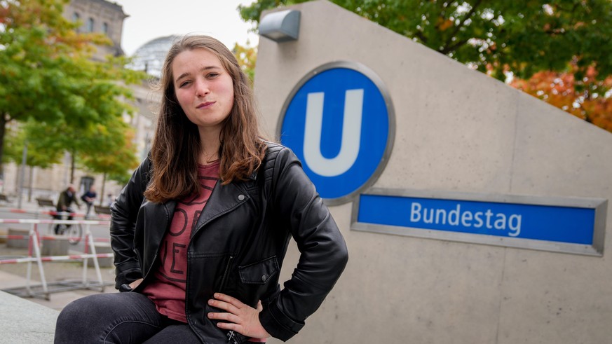 Emilia „Milla“ Fester von Bündnis 90/Die Grünen sitzt vor dem Reichstagsgebäude auf der Mauer der U-Bahnstation Bundestag. Fester ist mit 23 Jahren die jüngste Abgeordnete im neugewählten Deutschen Bu ...