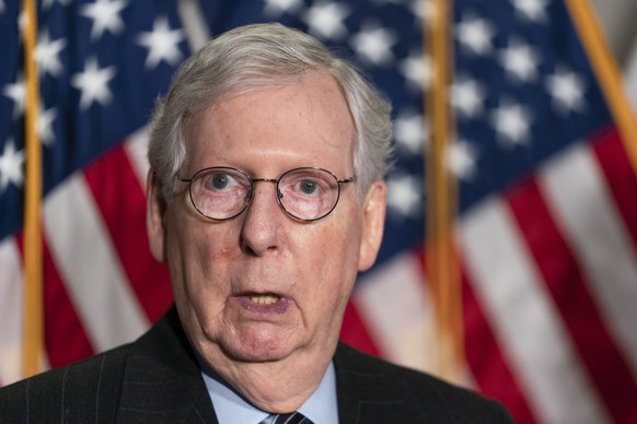 ARCHIV - 02.02.2021, USA, Washington: Mitch McConnell, Minderheitsf�hrer der Republikaner im US-Senat, spricht mit Journalisten nach einem Treffen der Republikaner. Der ehemalige US-Pr�sident Donald T ...