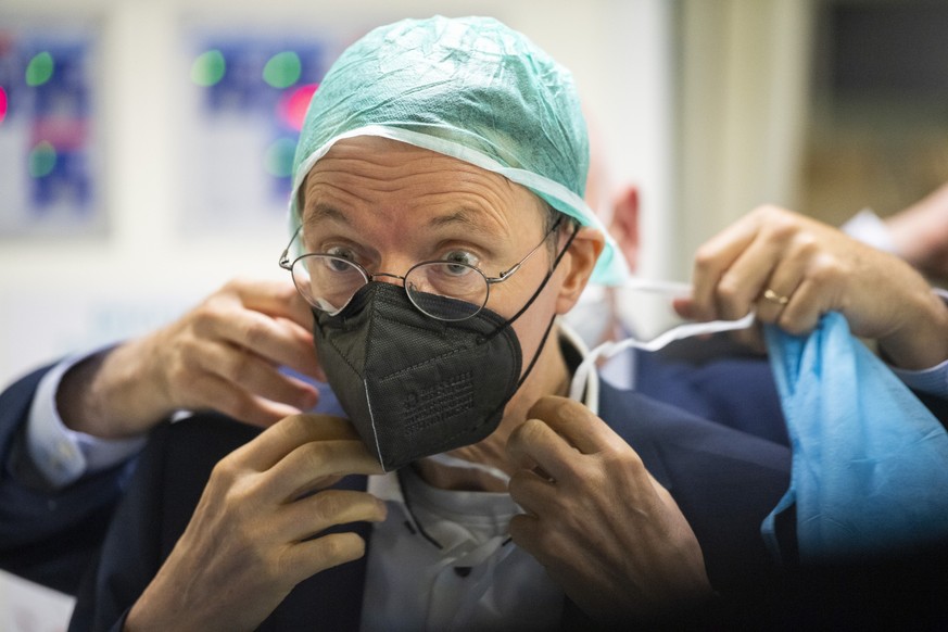 11.09.2022, Israel, Jerusalem: Karl Lauterbach (SPD), Bundesgesundheitsminister, zieht bei einem Besuch im Hadassah Krankenhaus Schutzkleidung an. F